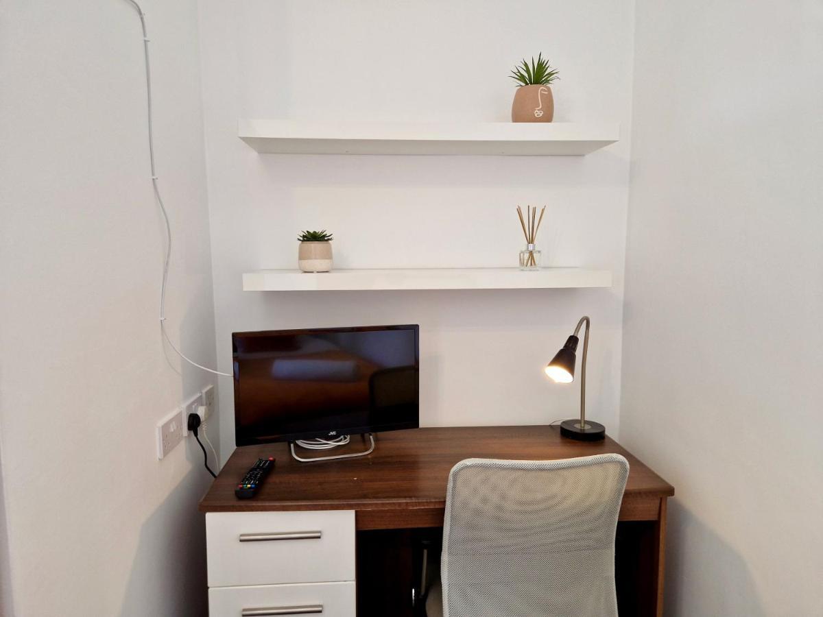 Centre Serviced House: Private With Ensuite & Parking Homestay