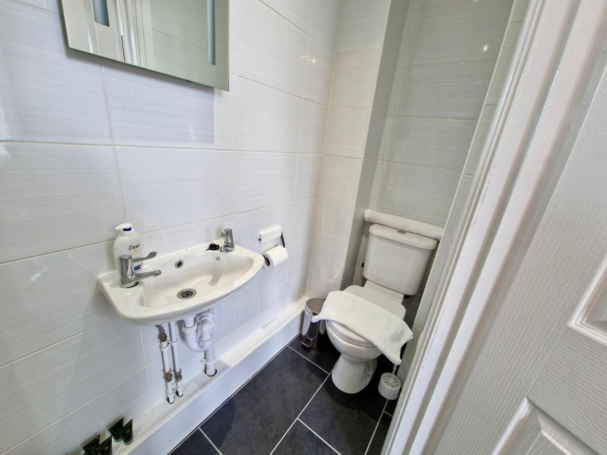 Centre Serviced House: Private With Ensuite & Parking