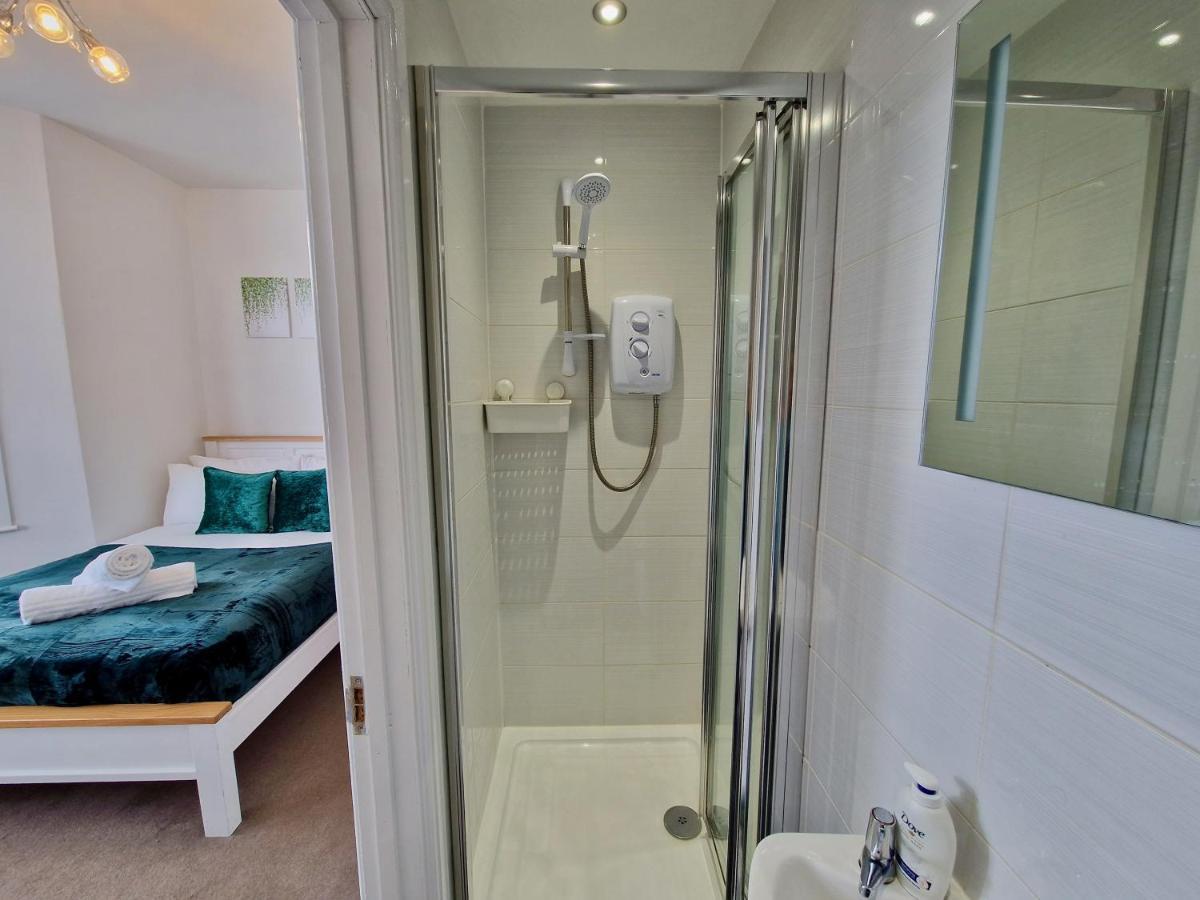 Centre Serviced House: Private With Ensuite & Parking Homestay *