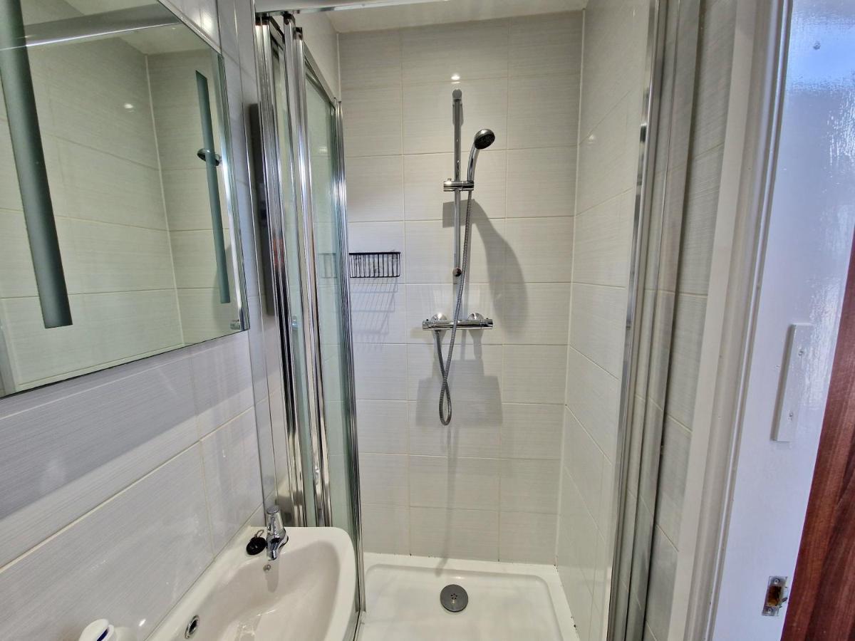 Centre Serviced House: Private With Ensuite & Parking *
