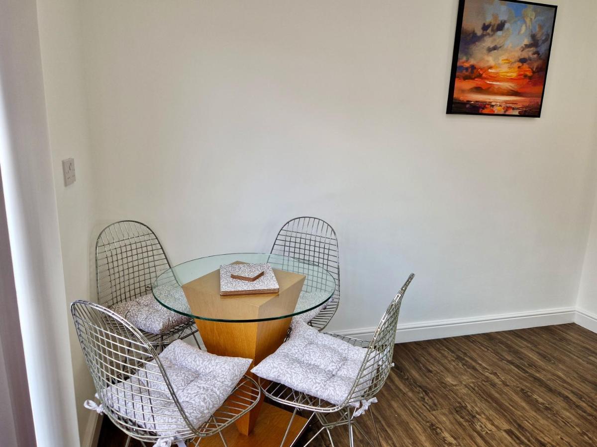 Centre Serviced House: Private With Ensuite & Parking Homestay