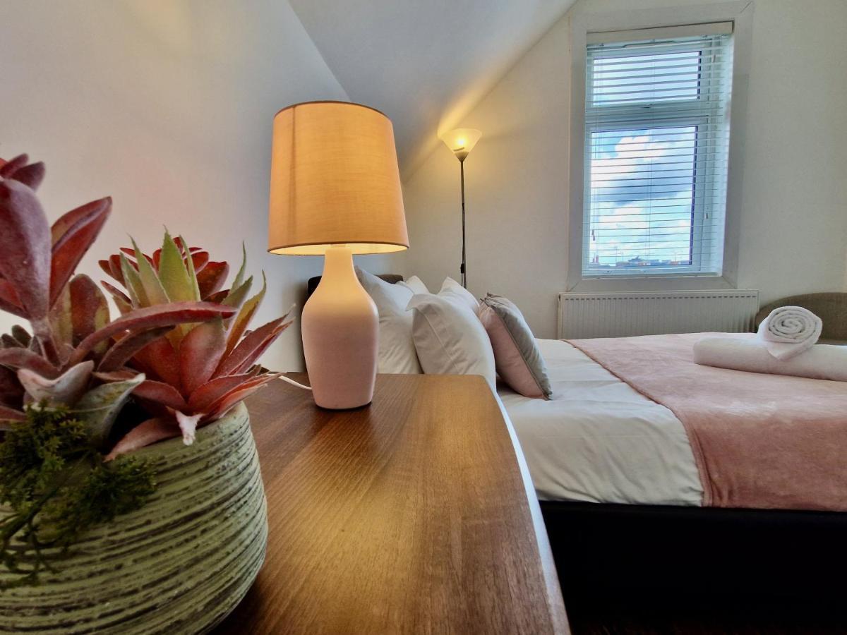 Centre Serviced House: Private With Ensuite & Parking *