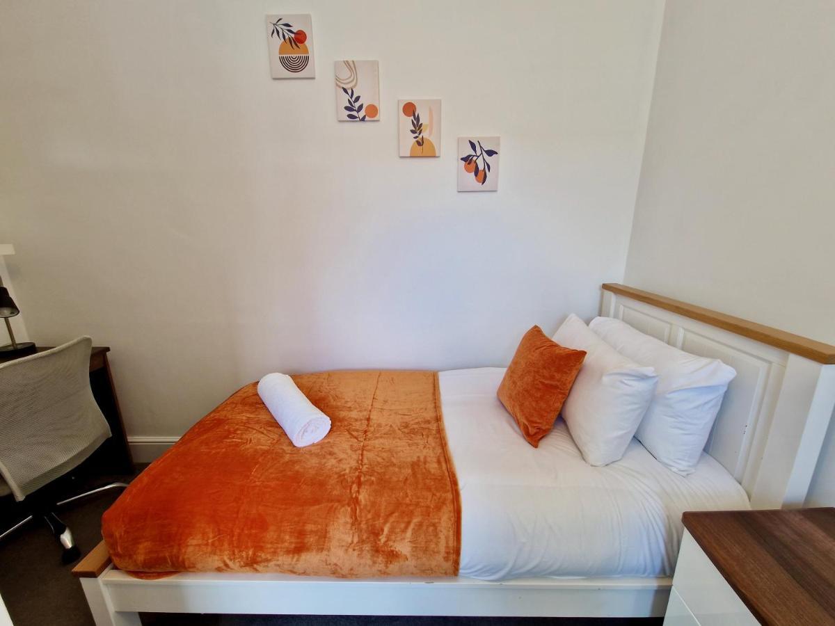 Centre Serviced House: Private With Ensuite & Parking *