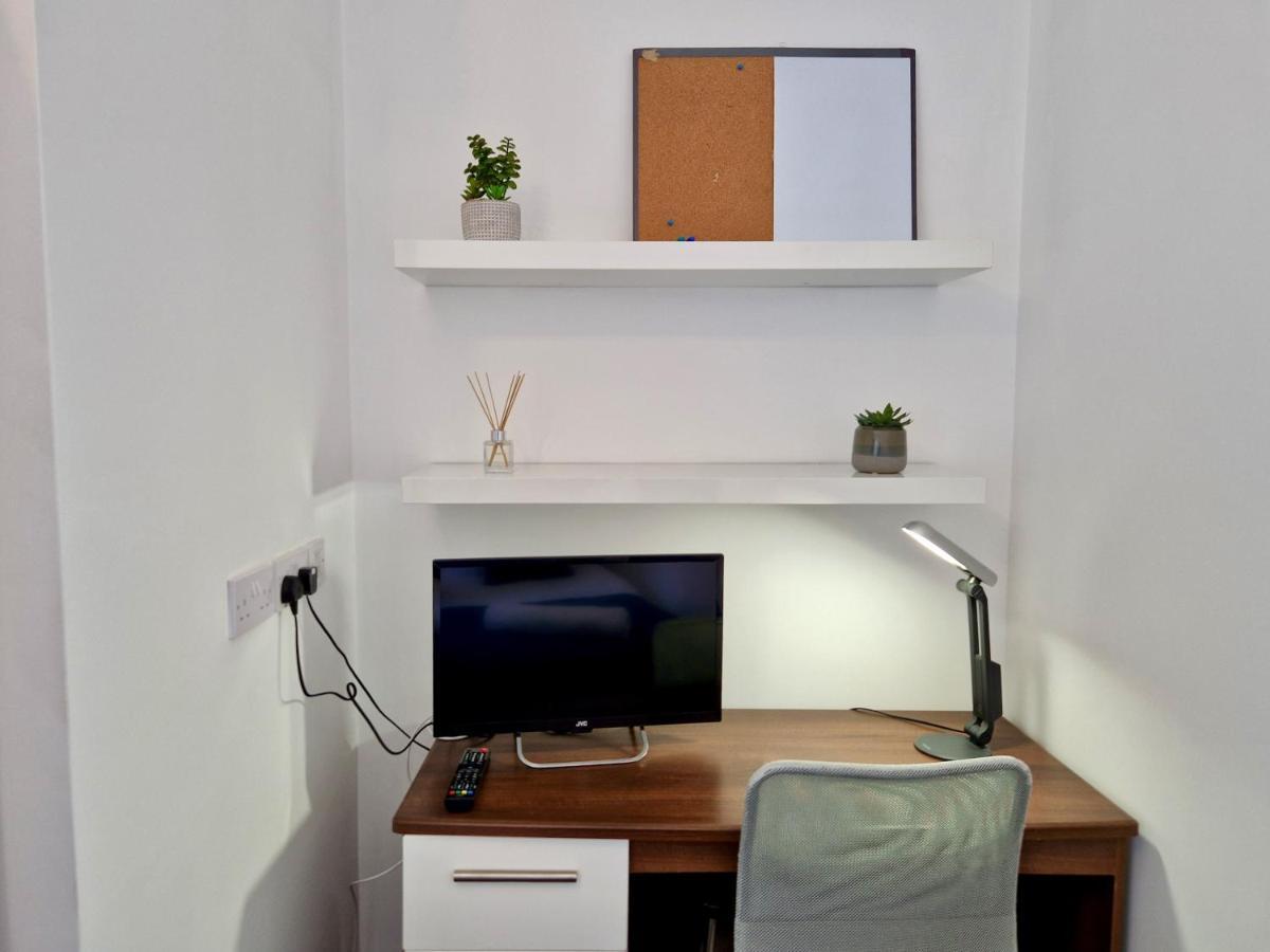 Centre Serviced House: Private With Ensuite & Parking Homestay *
