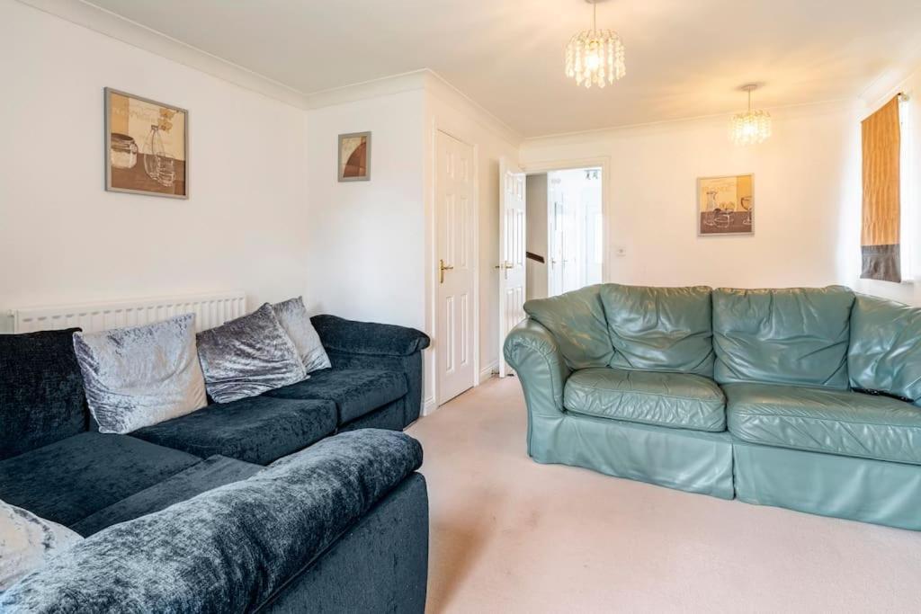 Cosy And Spacious Double Bedrooms Close To *