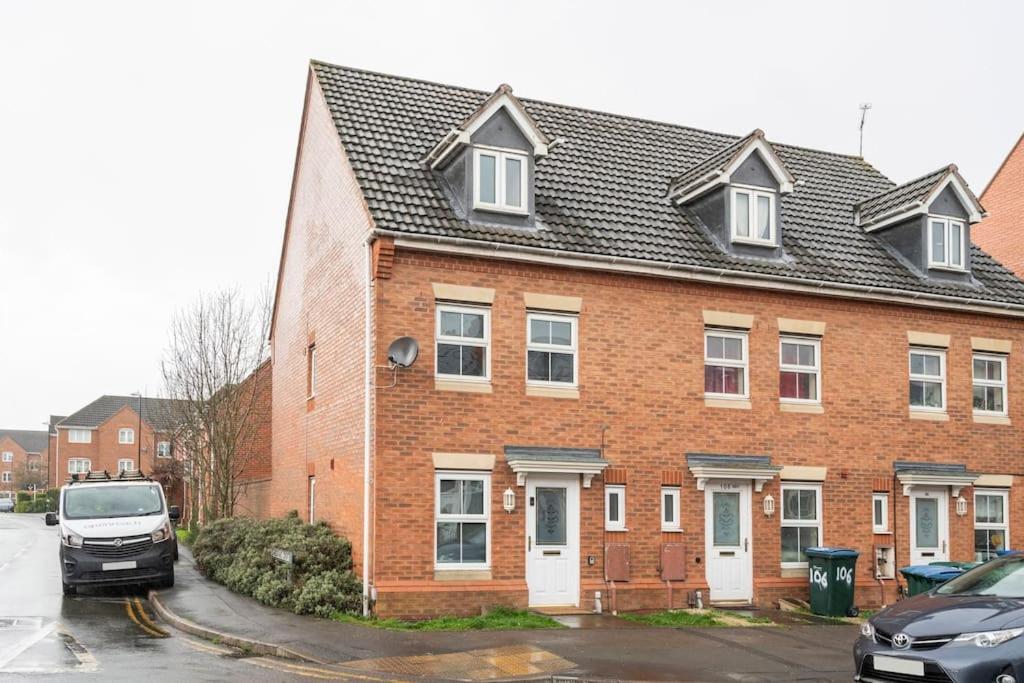 Cosy And Spacious Double Bedrooms Close To