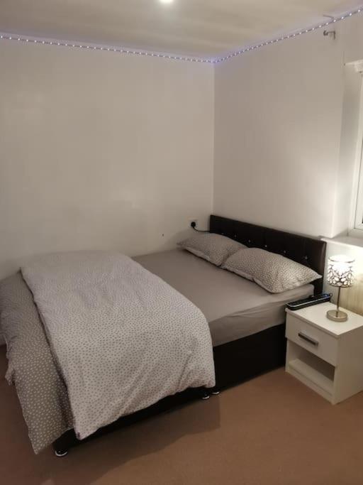 Cosy And Spacious Double Bedrooms Close To Apartment *