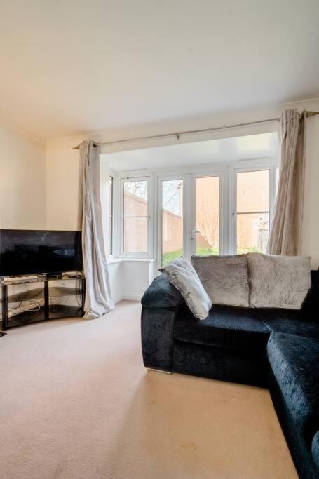 Cosy And Spacious Double Bedrooms Close To *