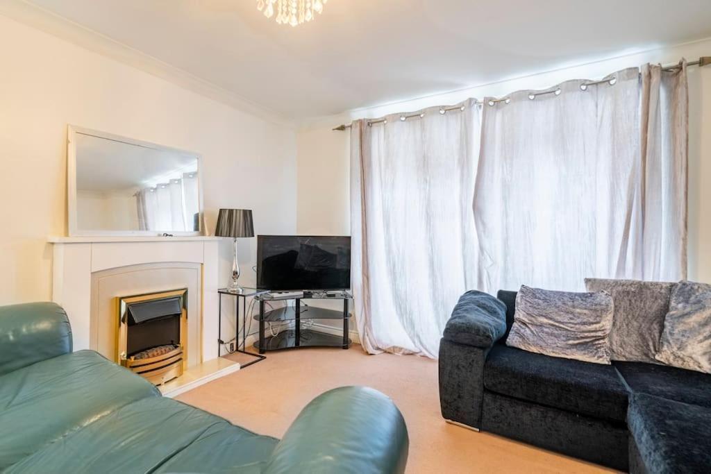 Cosy And Spacious Double Bedrooms Close To *