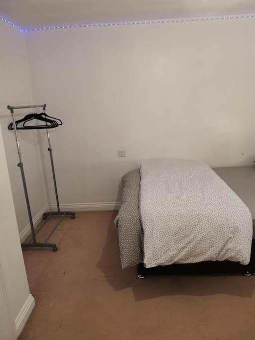 Cosy And Spacious Double Bedrooms Close To Apartment