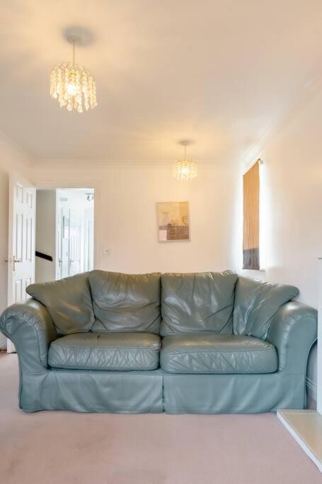 Apartment Cosy And Spacious Double Bedrooms Close To