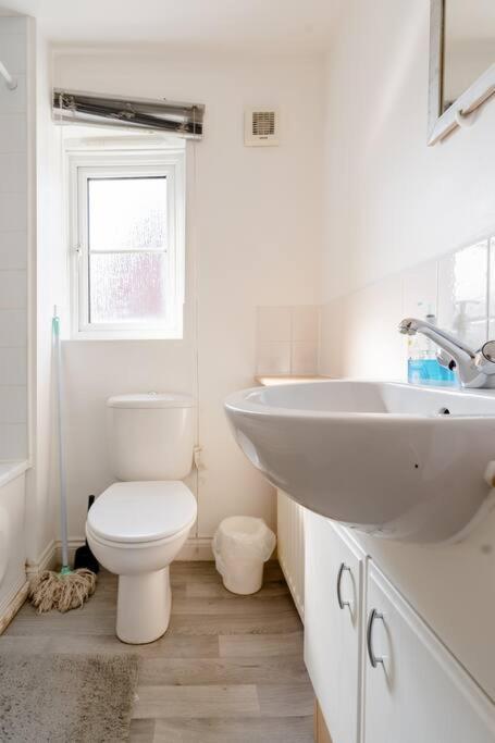 Cosy And Spacious Double Bedrooms Close To Apartment *
