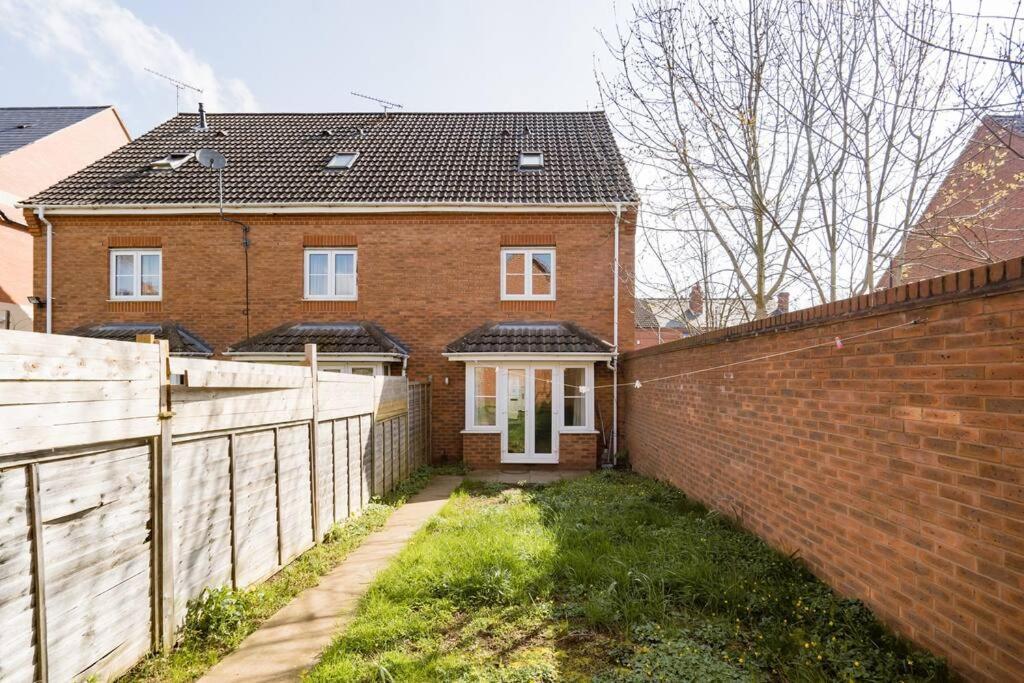 Cosy And Spacious Double Bedrooms Close To Apartment
