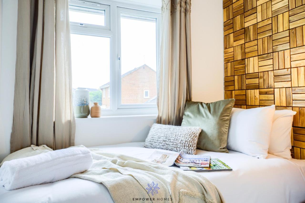 Beautiful House, Hospital, M6 M69, Private Parking, Sleeps 6, By Empower Homes Holiday home *