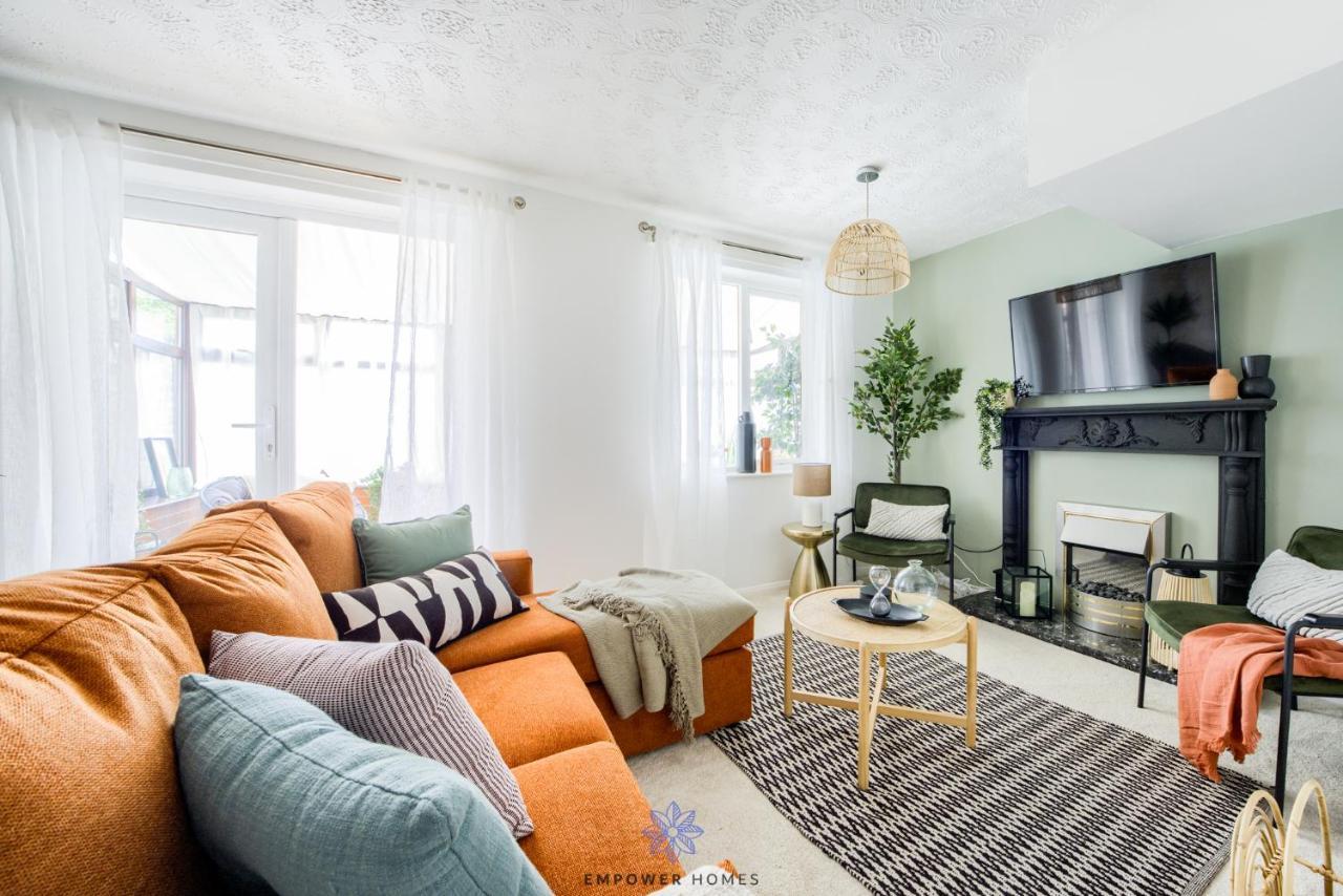 Beautiful House, Hospital, M6 M69, Private Parking, Sleeps 6, By Empower Homes