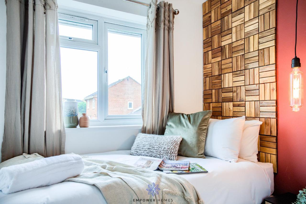 Beautiful House, Hospital, M6 M69, Private Parking, Sleeps 6, By Empower Homes * Coventry