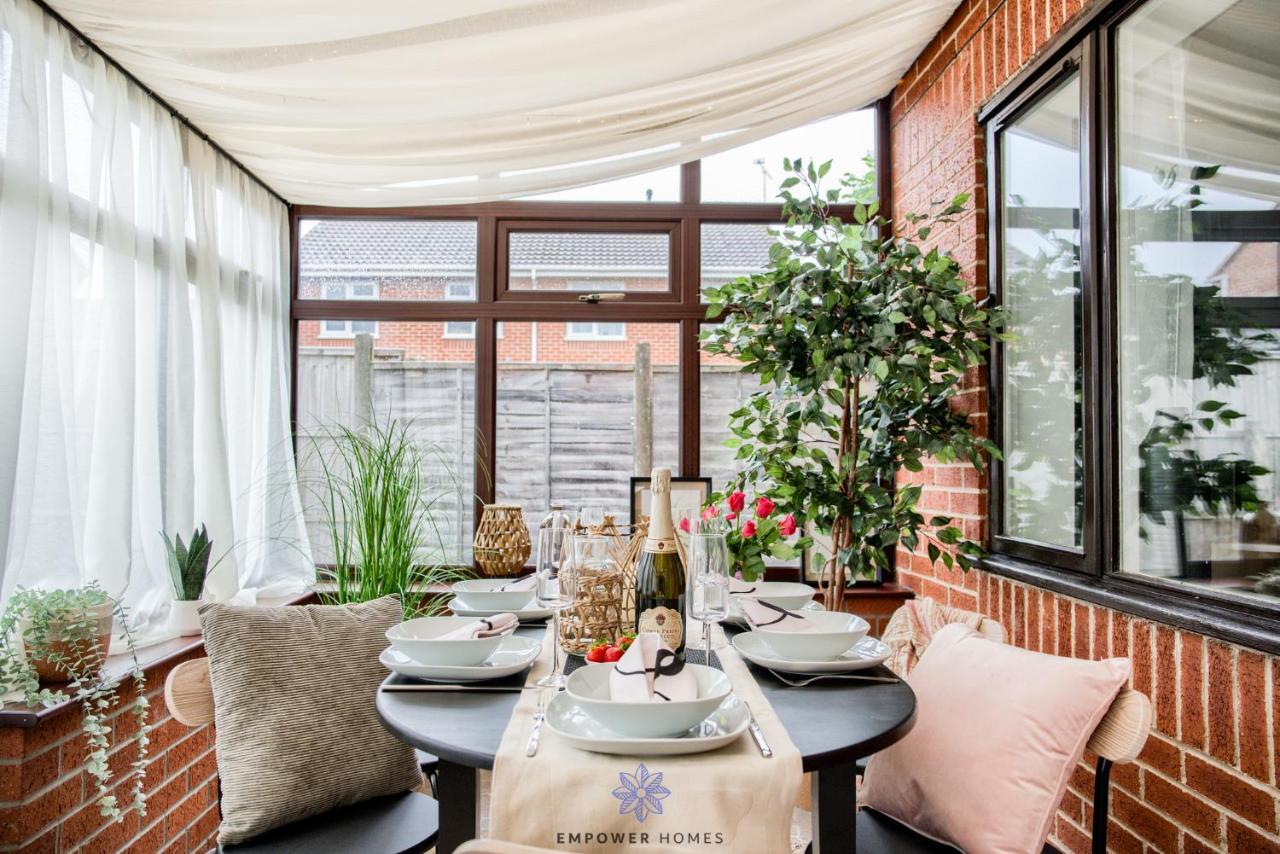 Beautiful House, Hospital, M6 M69, Private Parking, Sleeps 6, By Empower Homes Holiday home Coventry