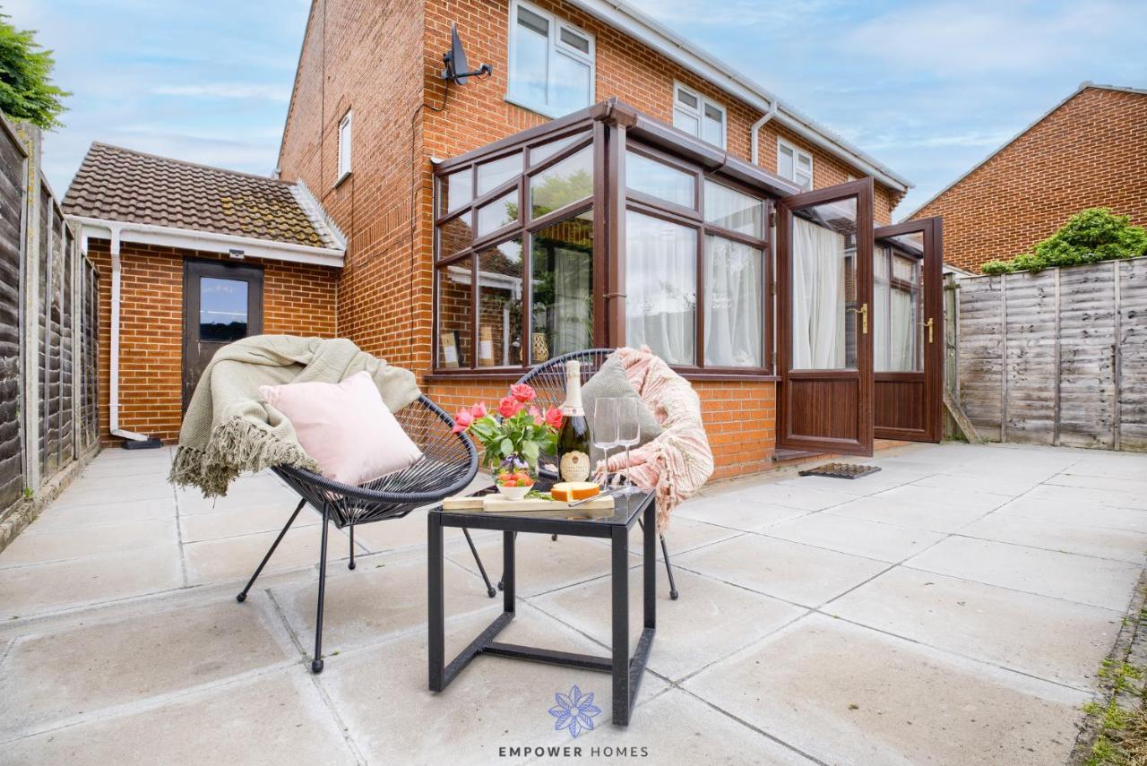 Beautiful House, Hospital, M6 M69, Private Parking, Sleeps 6, By Empower Homes Holiday home