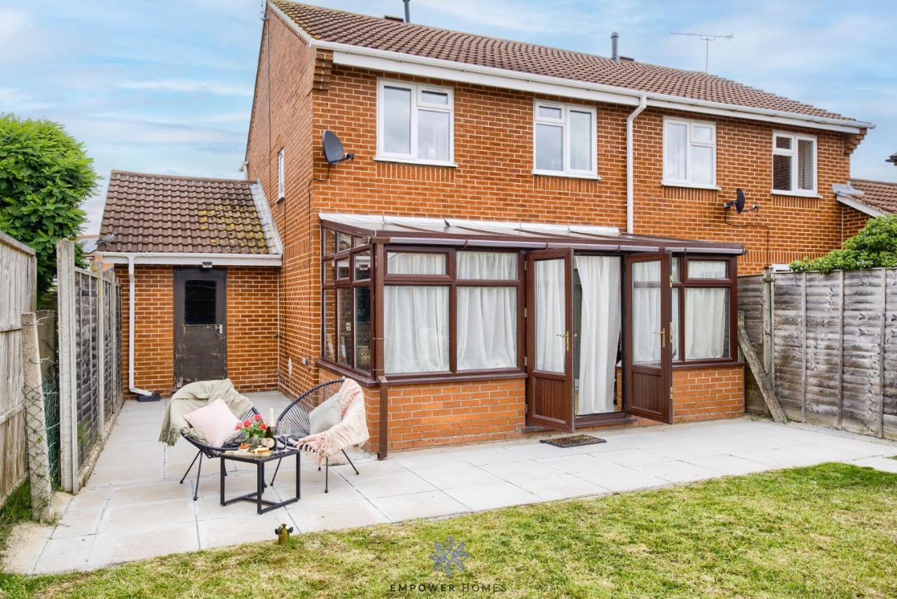 Beautiful House, Hospital, M6 M69, Private Parking, Sleeps 6, By Empower Homes Holiday home *