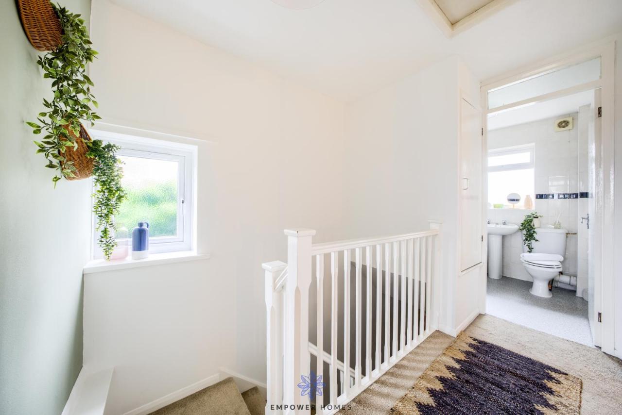 Beautiful House, Hospital, M6 M69, Private Parking, Sleeps 6, By Empower Homes Holiday home Coventry