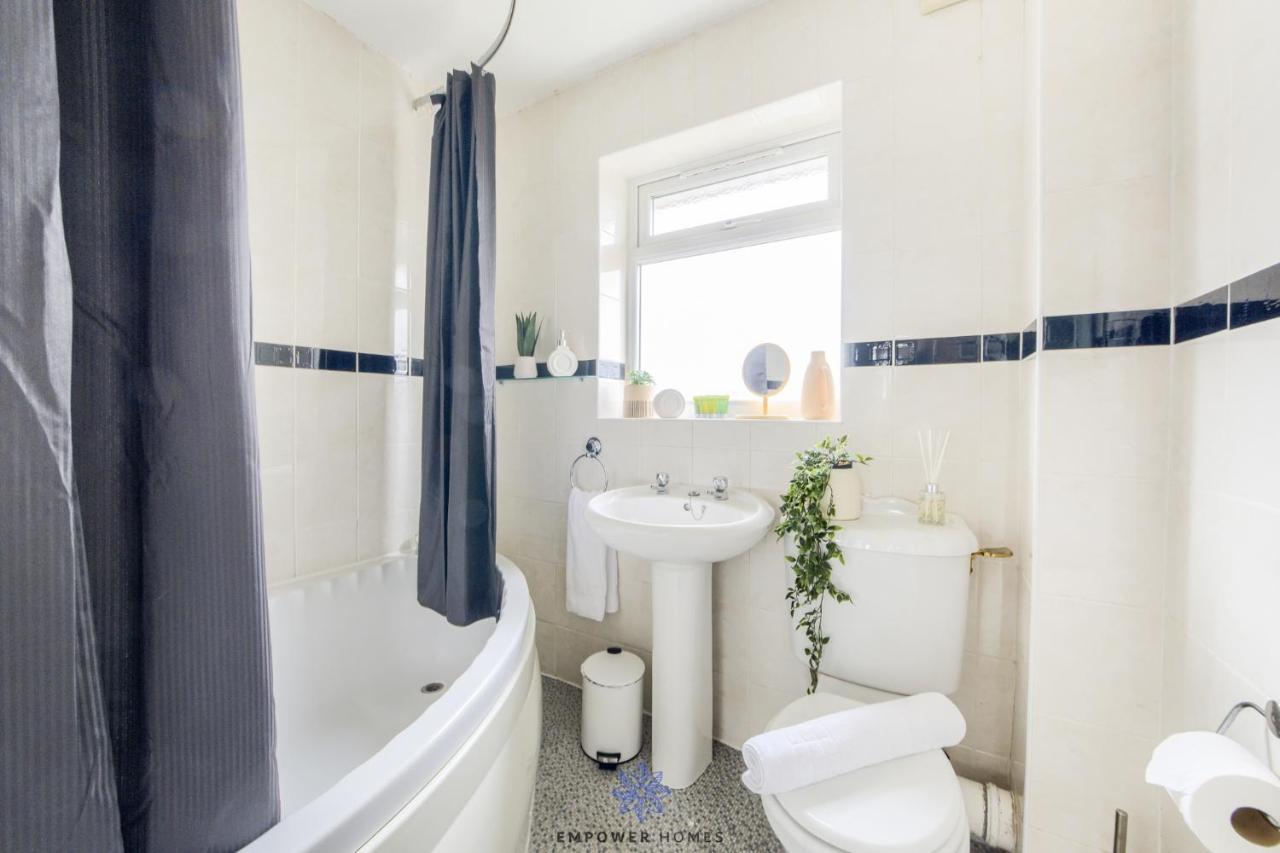 Beautiful House, Hospital, M6 M69, Private Parking, Sleeps 6, By Empower Homes Holiday home *