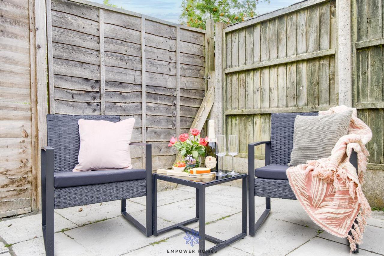 Beautiful House, Hospital, M6 M69, Private Parking, Sleeps 6, By Empower Homes Holiday home