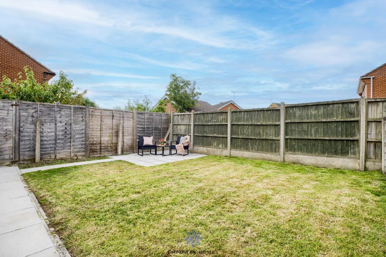Beautiful House, Hospital, M6 M69, Private Parking, Sleeps 6, By Empower Homes *