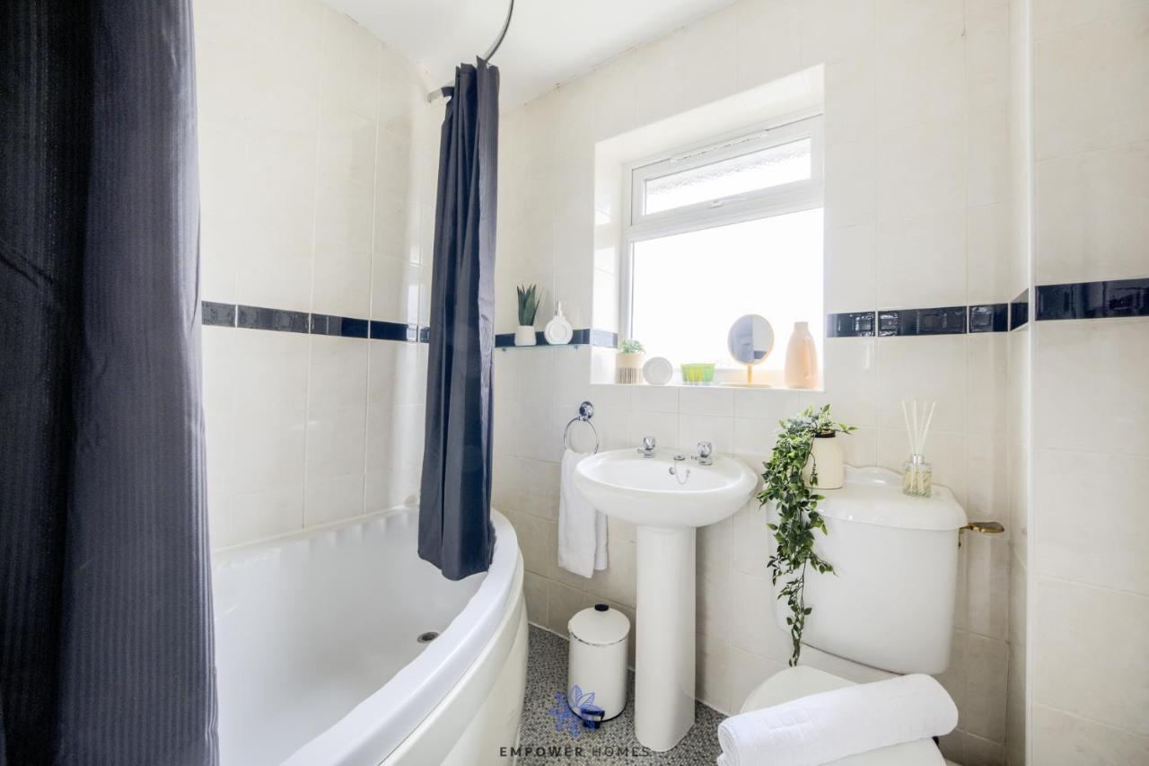 Holiday home Beautiful House, Hospital, M6 M69, Private Parking, Sleeps 6, By Empower Homes Coventry