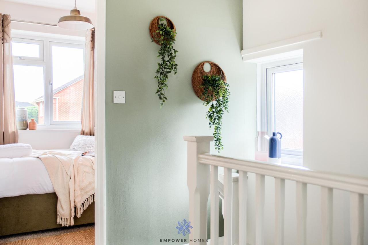 Beautiful House, Hospital, M6 M69, Private Parking, Sleeps 6, By Empower Homes