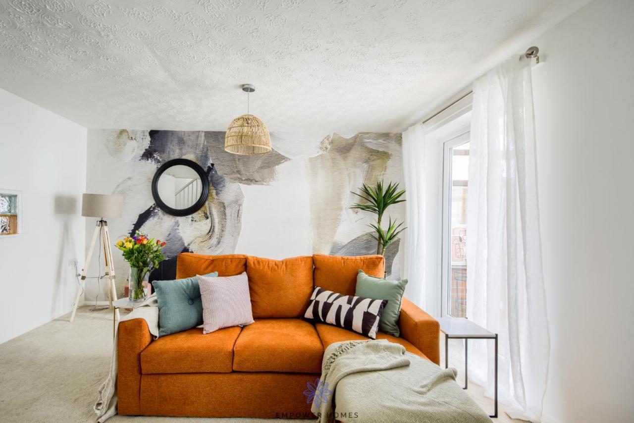 Beautiful House, Hospital, M6 M69, Private Parking, Sleeps 6, By Empower Homes Holiday home Coventry