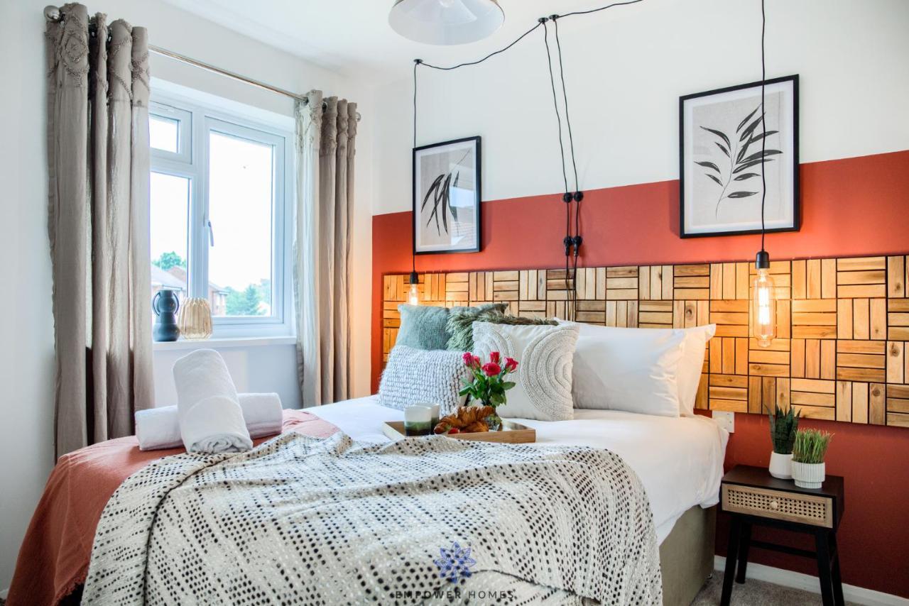 Beautiful House, Hospital, M6 M69, Private Parking, Sleeps 6, By Empower Homes *