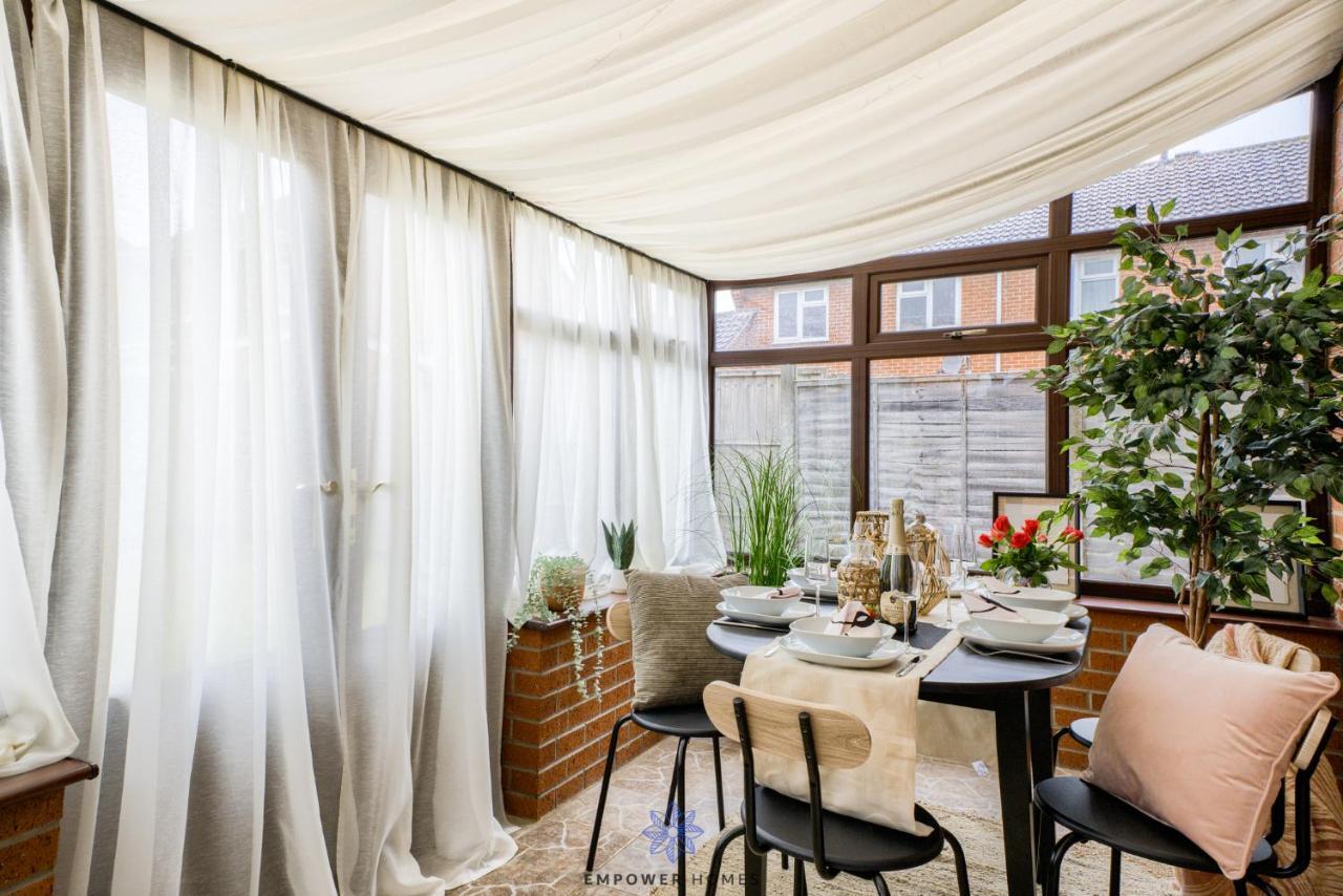 Holiday home Beautiful House, Hospital, M6 M69, Private Parking, Sleeps 6, By Empower Homes *