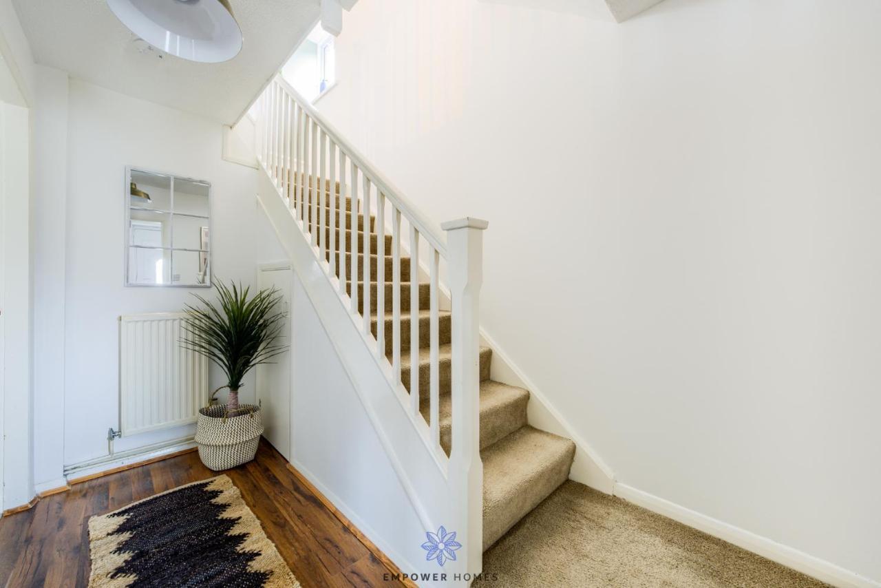 Beautiful House, Hospital, M6 M69, Private Parking, Sleeps 6, By Empower Homes