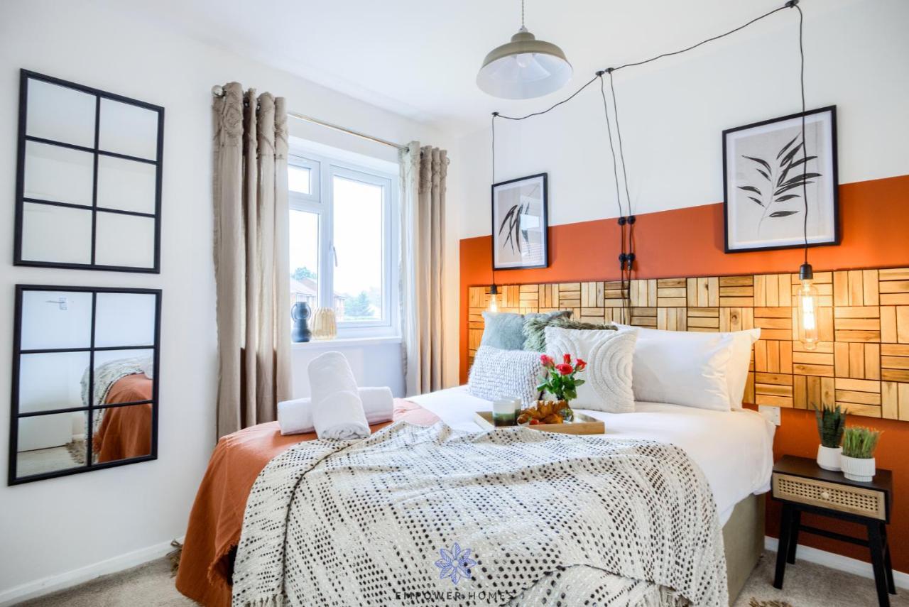 Beautiful House, Hospital, M6 M69, Private Parking, Sleeps 6, By Empower Homes