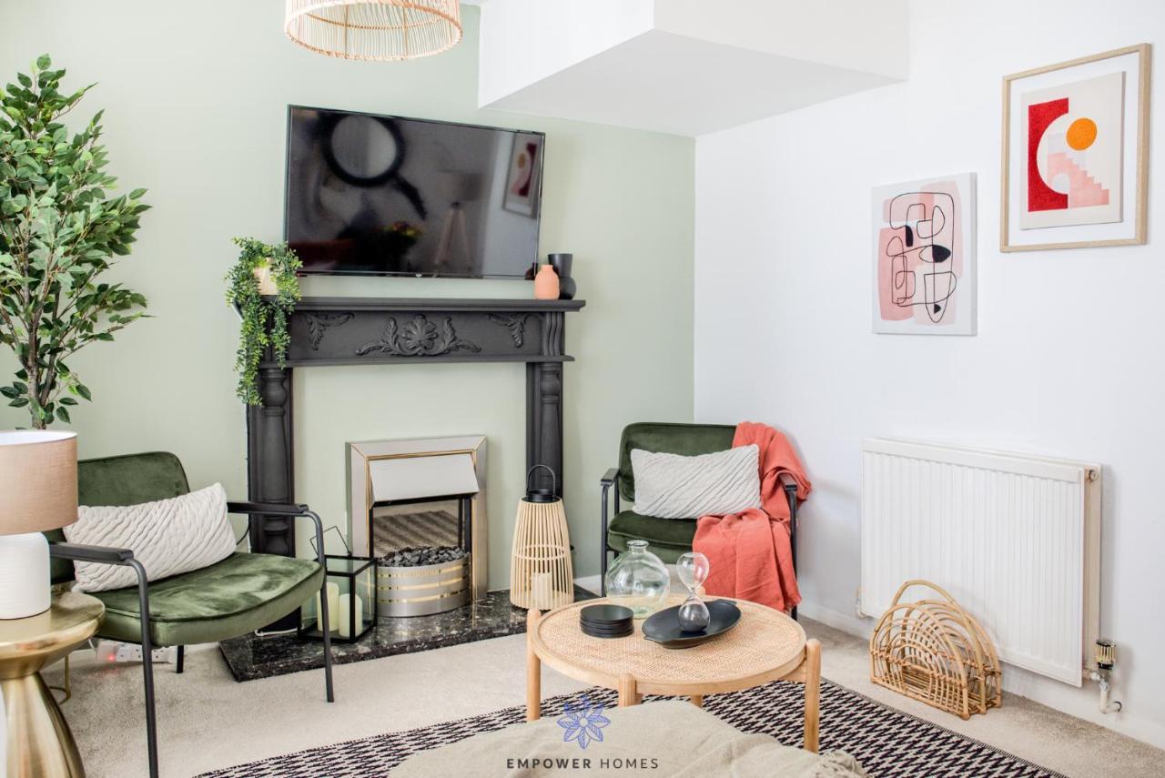 Holiday home Beautiful House, Hospital, M6 M69, Private Parking, Sleeps 6, By Empower Homes *