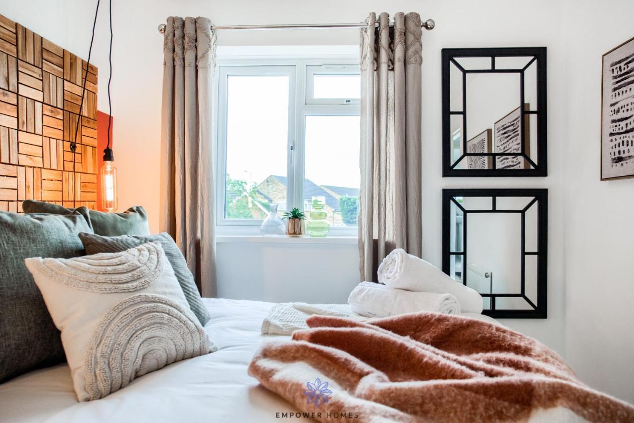 Beautiful House, Hospital, M6 M69, Private Parking, Sleeps 6, By Empower Homes *