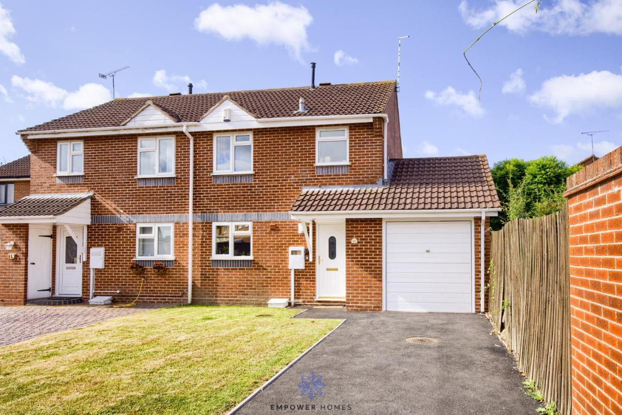 Holiday home Beautiful House, Hospital, M6 M69, Private Parking, Sleeps 6, By Empower Homes