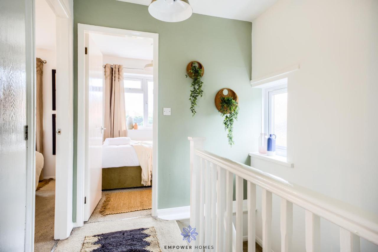 Beautiful House, Hospital, M6 M69, Private Parking, Sleeps 6, By Empower Homes Coventry