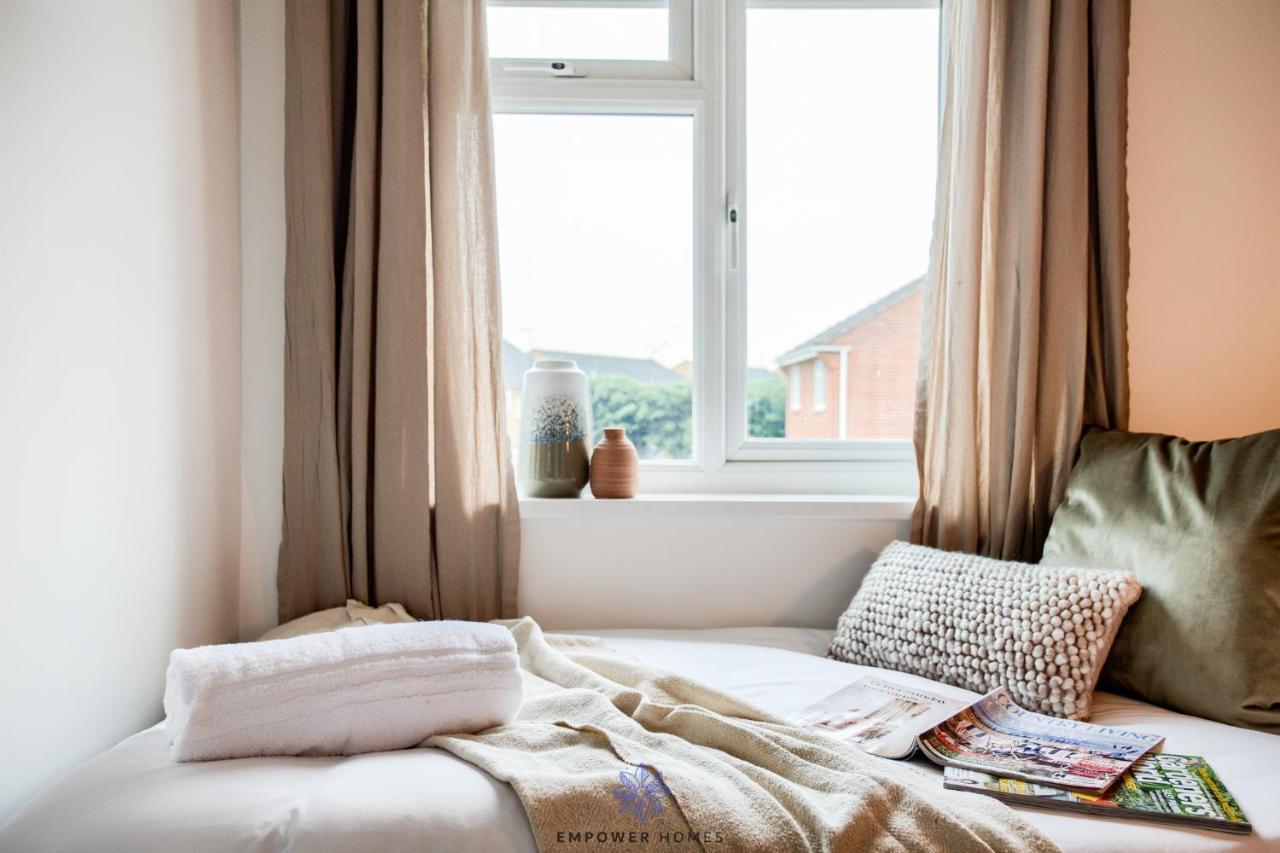 Beautiful House, Hospital, M6 M69, Private Parking, Sleeps 6, By Empower Homes Holiday home