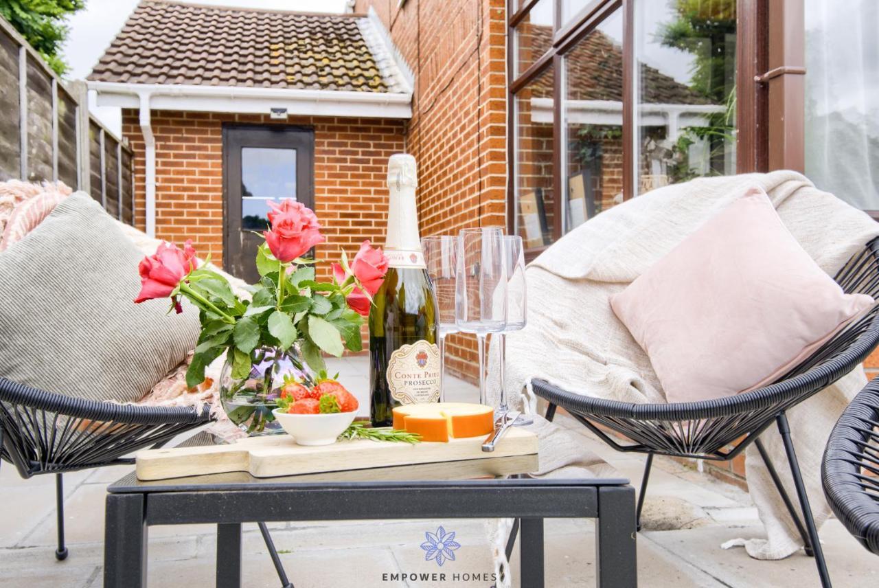 Beautiful House, Hospital, M6 M69, Private Parking, Sleeps 6, By Empower Homes Holiday home *