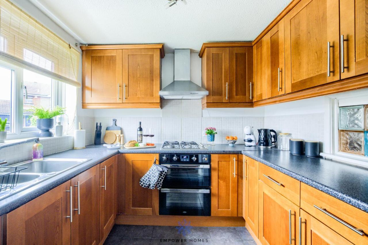 Beautiful House, Hospital, M6 M69, Private Parking, Sleeps 6, By Empower Homes Holiday home Coventry