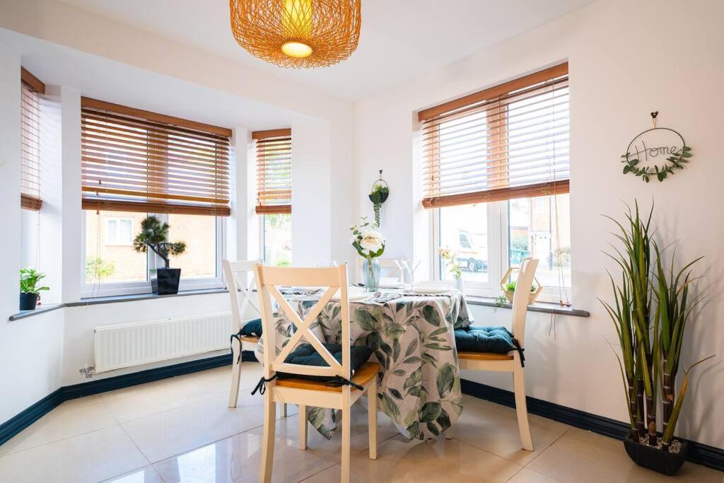 Luxury Detached House With Free Parking, Fast Wifi And Smart Tv With Netflix By Yoko Holiday home *