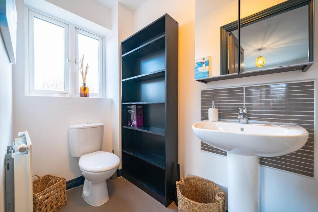 Luxury Detached House With Free Parking, Fast Wifi And Smart Tv With Netflix By Yoko Holiday home Coventry
