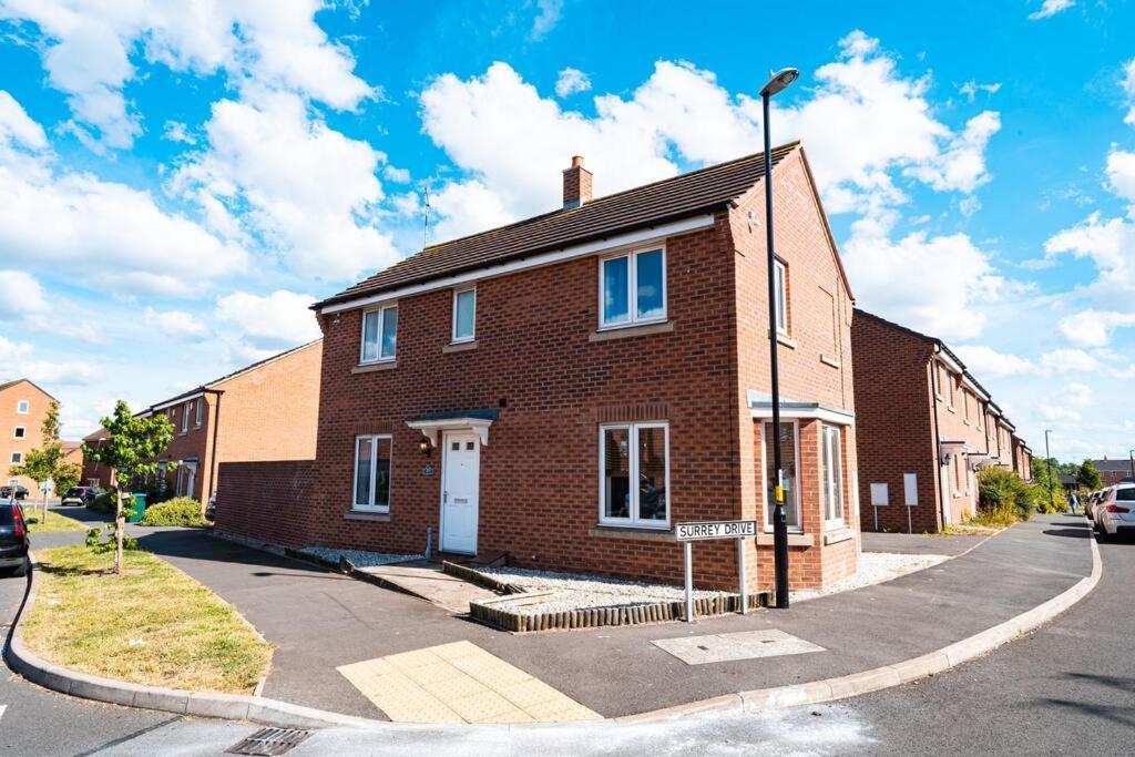 Luxury Detached House With Free Parking, Fast Wifi And Smart Tv With Netflix By Yoko Holiday home Coventry