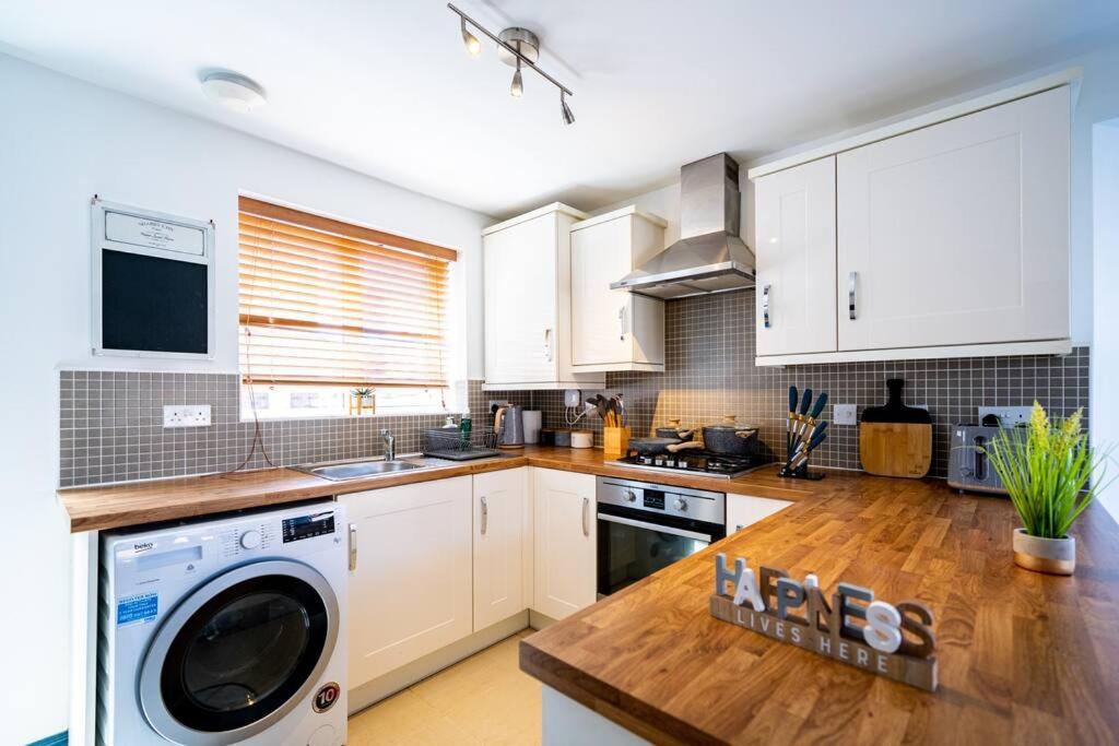 Luxury Detached House With Free Parking, Fast Wifi And Smart Tv With Netflix By Yoko Coventry
