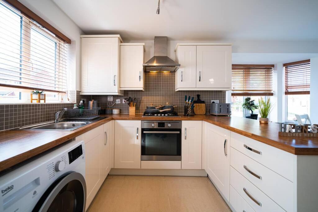 Luxury Detached House With Free Parking, Fast Wifi And Smart Tv With Netflix By Yoko