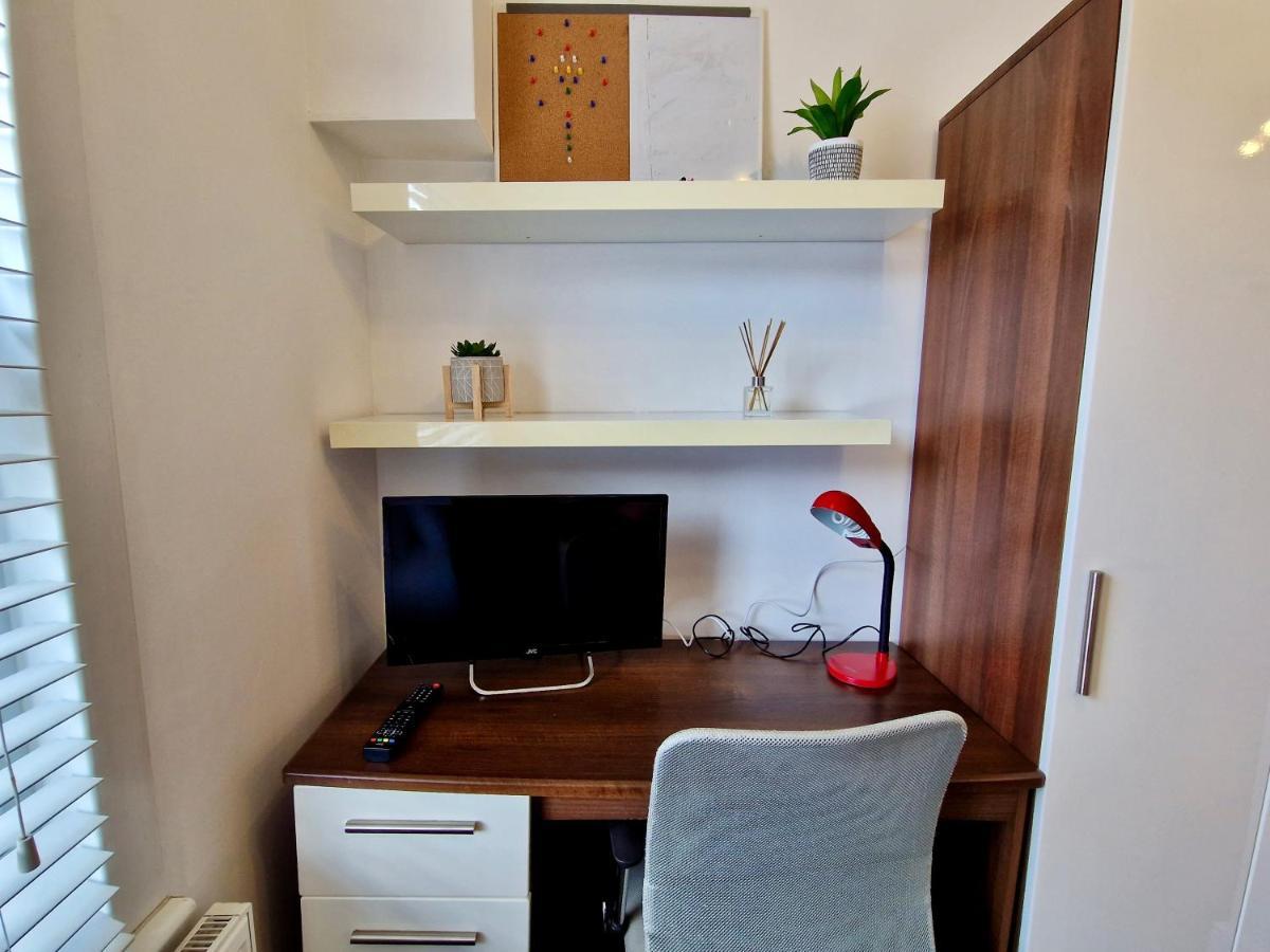 Homestay Centre Serviced House: Private With Ensuite & Parking