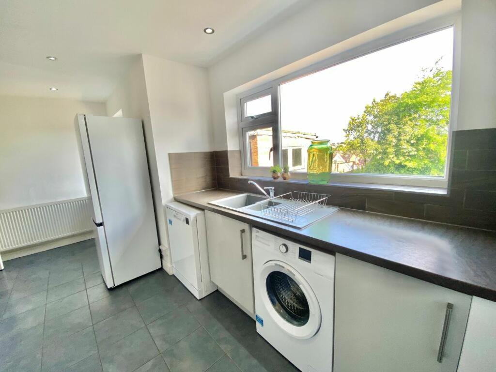 Huge 4bed 2bath Private Parking Nec By Empower Homes
