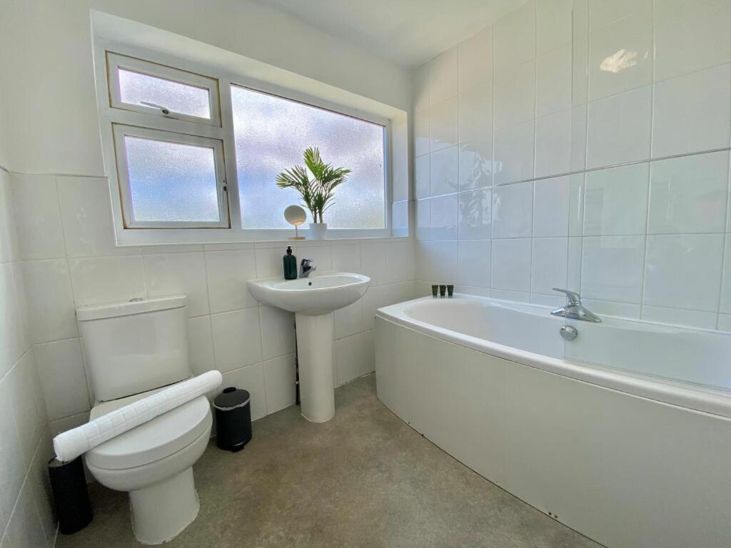 Holiday home Huge 4bed 2bath Private Parking Nec By Empower Homes *