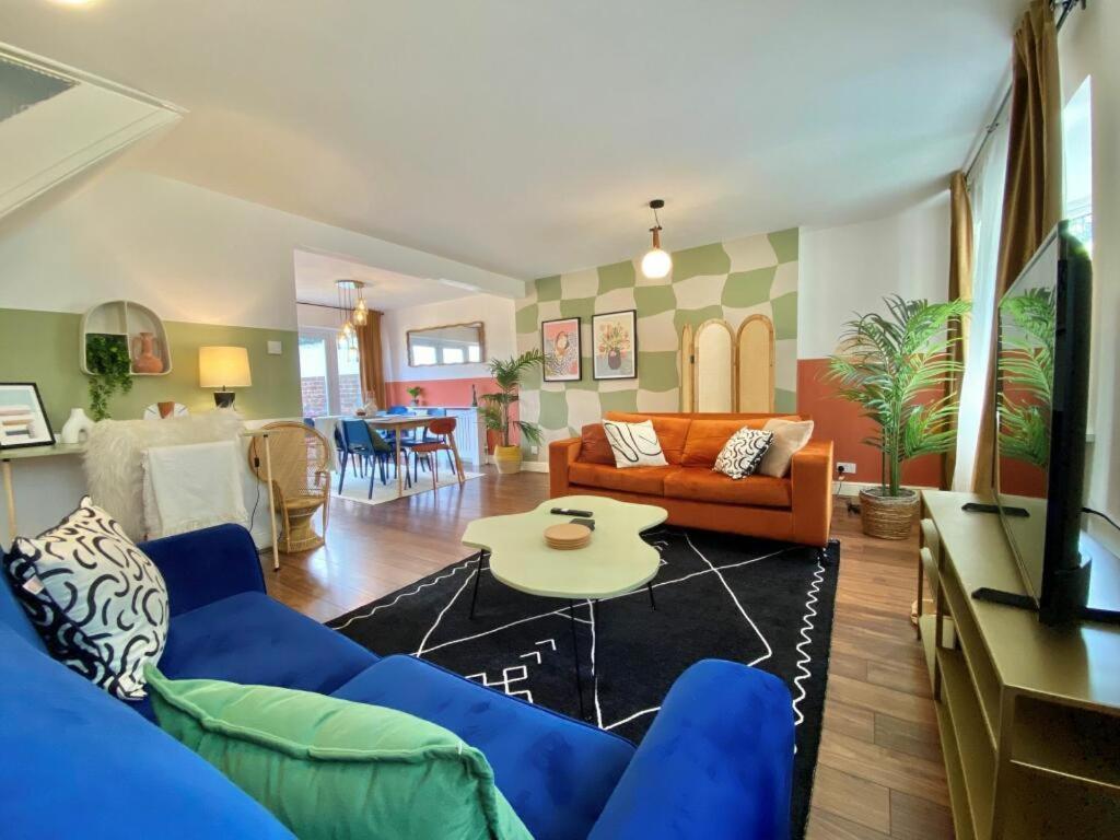 Holiday home Huge 4bed 2bath Private Parking Nec By Empower Homes